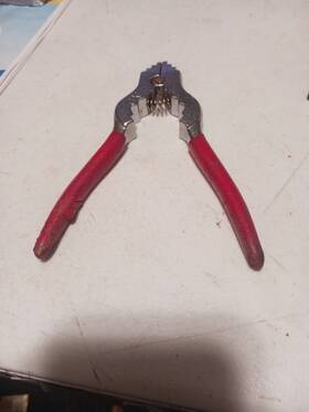 Ciata 810030941828 Chain Pliers Fixture Spring Loaded Plier With Red Vinyl Grip In Silver Fin
