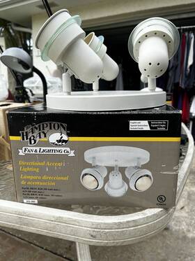 385-138 Hampton Bay 3-head White Spot Ceiling Light Fixture With Glass Trim